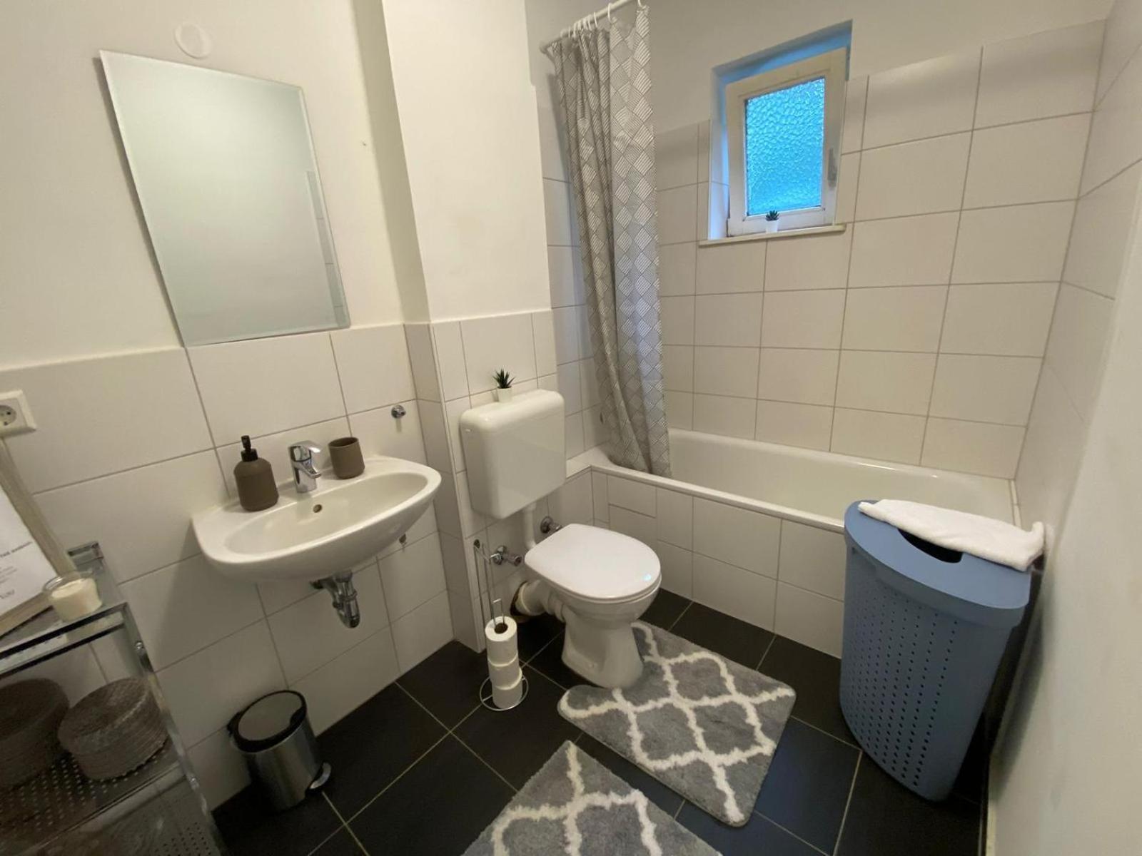 Zentrale 3-Zimmer Wohnung Mit Balkon - Perfekt Fuer Monteure Und Familien Neumünster Kültér fotó